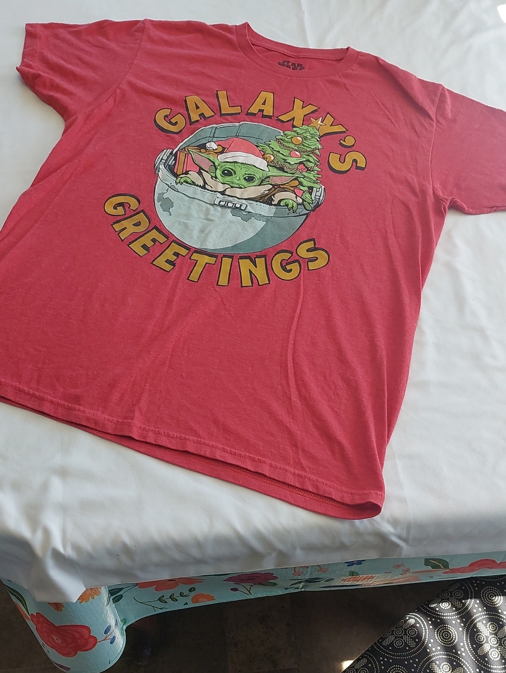 Star Wars Red 'Galaxy's Greetings' Baby Yoda Holiday Tee Large.